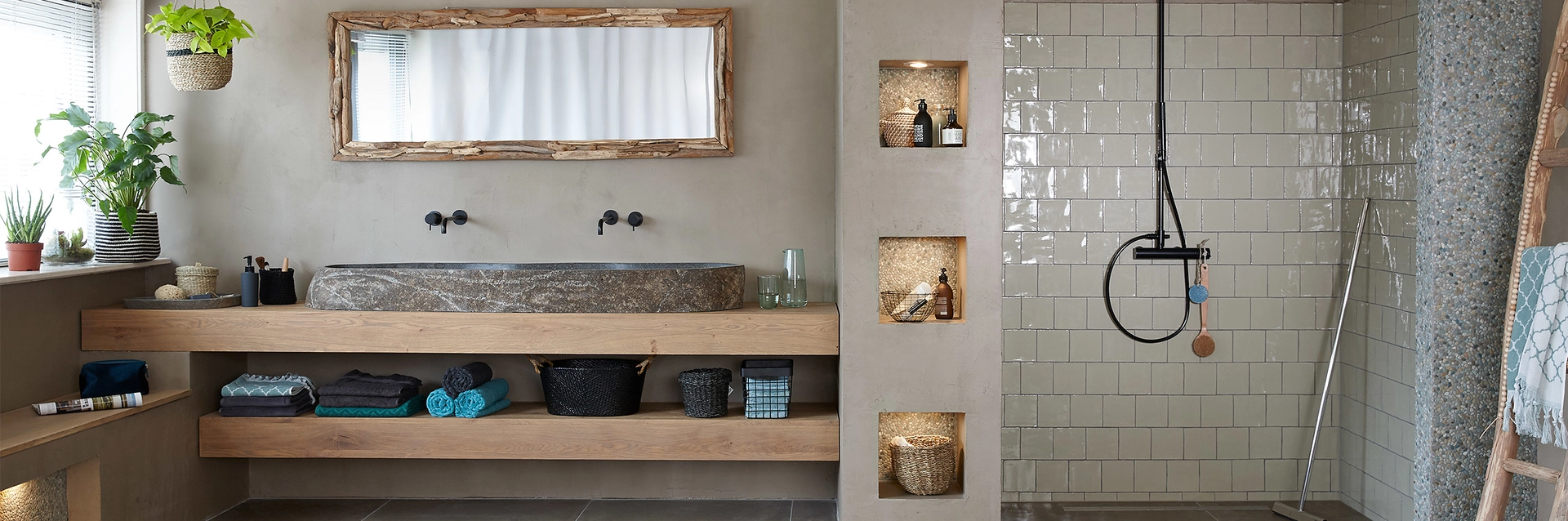 Prachtig voorbeeld van een teak badkamer met teakhouten meubelen ... Prachtig voorbeeld van een teak badkamer met teakhouten meubelen ...