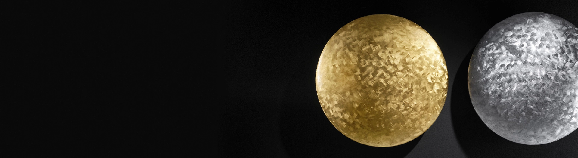 Instamat Maan designradiator, uitgevoerd in verguld en in chroom