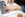 Office manager die achter laptop werkt