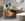 Badkamer in wellness stijl met houten meubel, planten en witte en grijze accenten