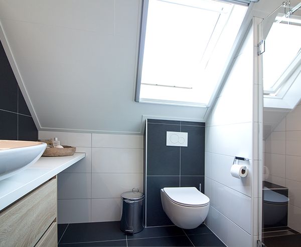 Verbazingwekkend Badkamer met schuin dak in Alphen - Hoefnagel Tegels, Keukens en NH-21