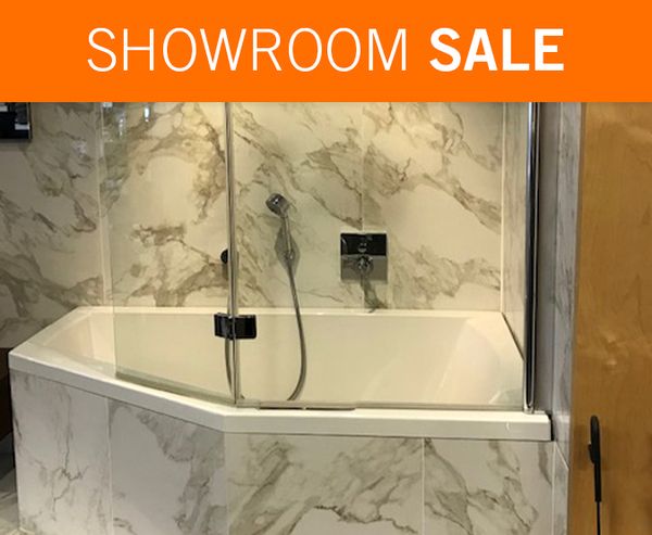 Ademen Herkenning Correctie Showroomsale hoekbad met badwand - Van der Meulen specialist in complete  badkamers