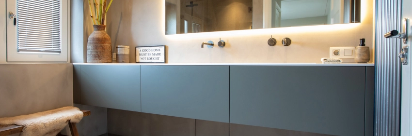 Badkamer met grijsblauw badkamermeubel