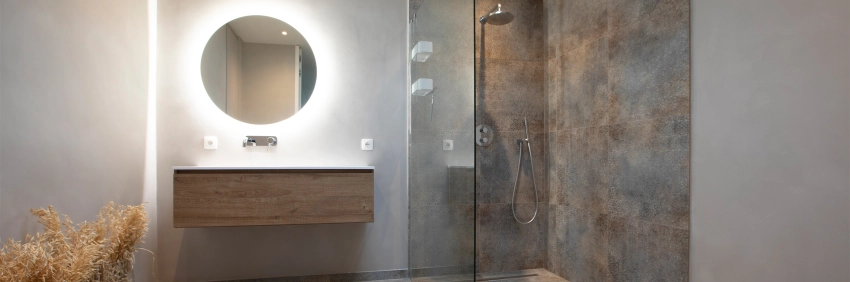 Badkamer met roestkleurige tegels op de vloer en wand