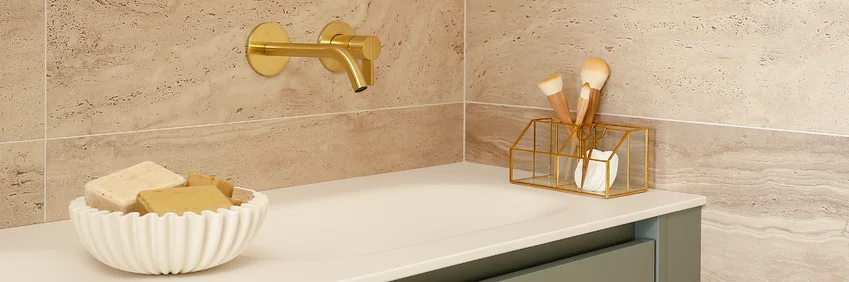 Badkamer inspiratie - Badenplus - luxe travertin badkamer met gouden accenten