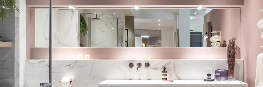 Binnenkijken bij roze badkamer met wit marmer - Binnenkijken bij roze badkamer met wit marmer
