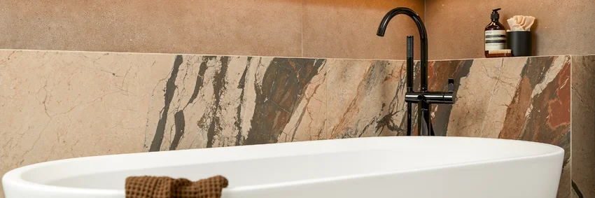 Binnenkijken bij een moderne badkamer met hangspiegels - Binnenkijken bij een moderne badkamer met hangspiegels