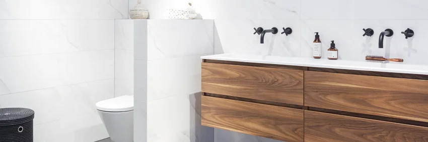 Binnenkijken bij een witte marmerbadkamer - Binnenkijken bij een witte marmerbadkamer