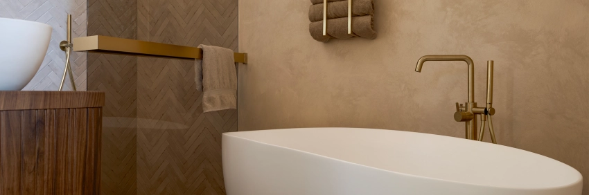 Binnenkijken bij een minimalistische badkamer met geborsteld messing - Binnenkijken bij een minimalistische badkamer met geborsteld messing 